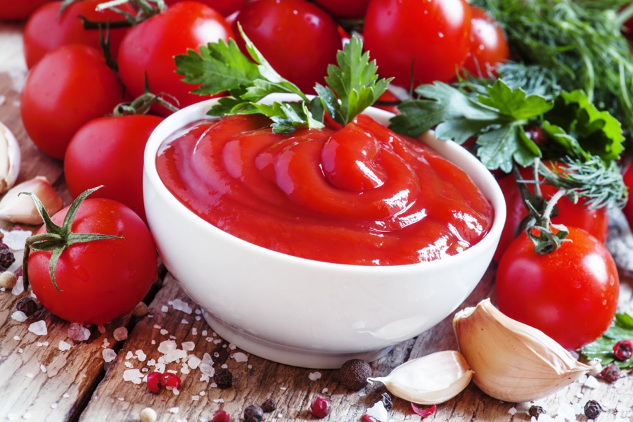 Tomato sauce with fresh herbs and spices